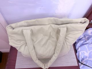 Bolso blanco grande acolchado