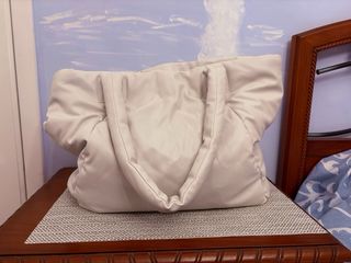 Bolso blanco grande acolchado