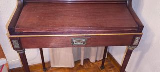 Escritorio antiguo de madera