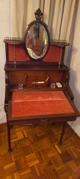 Escritorio antiguo de madera