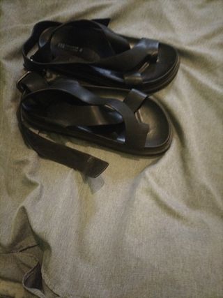 Sandalias planas negras
De mujer 