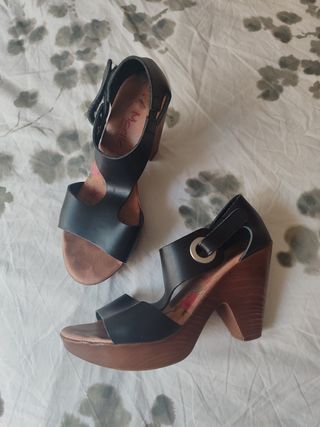 Sandalias cuña  35 negras Marca Mariela 