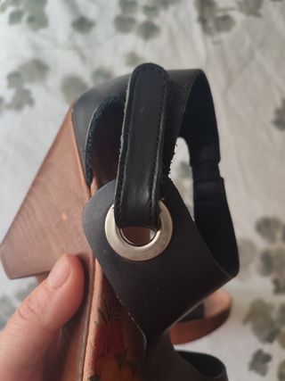 Sandalias cuña  35 negras Marca Mariela 