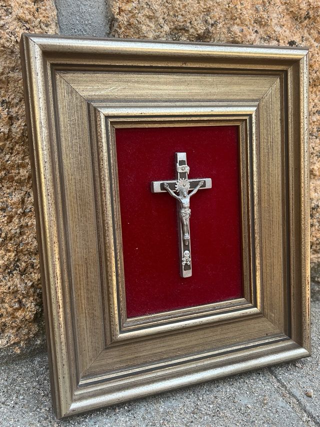 Crucifijo Metálico Enmarcado