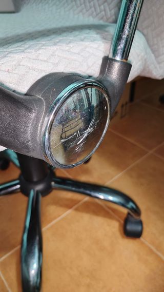 Silla escritorio negra con brazos
