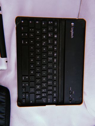 iPad + teclado Logitech + funda