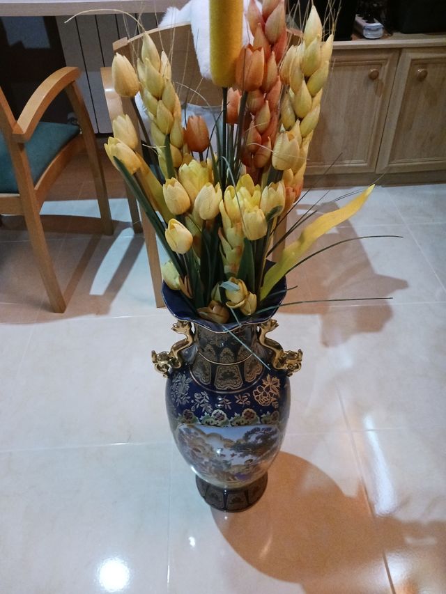 Jarrón porcelana azul y dorado con flores