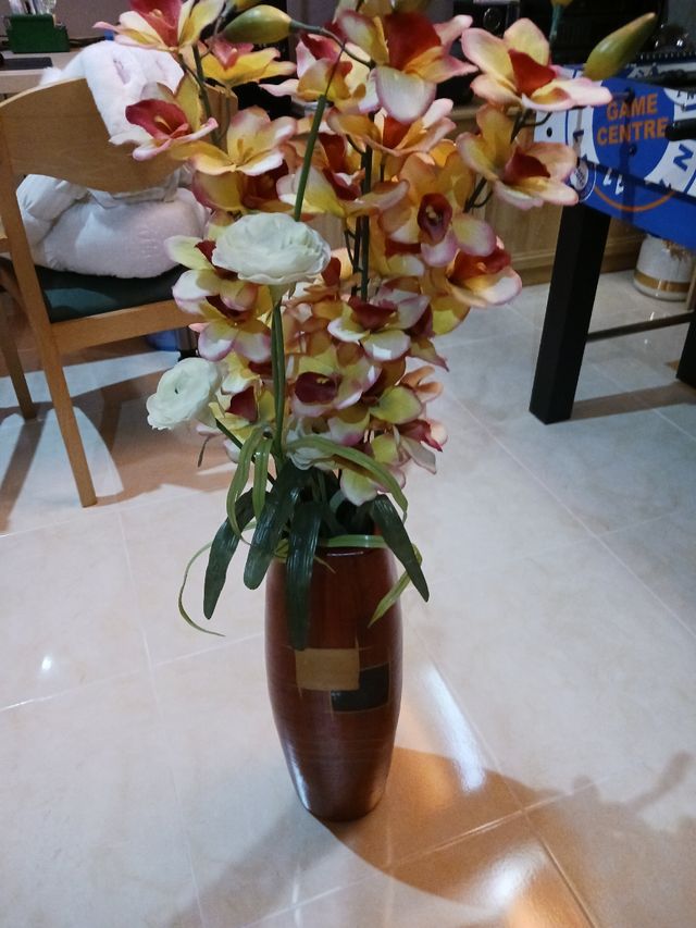 Jarrón decorativo con flores artificiales