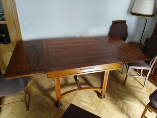 Mesa extensible antigua de madera