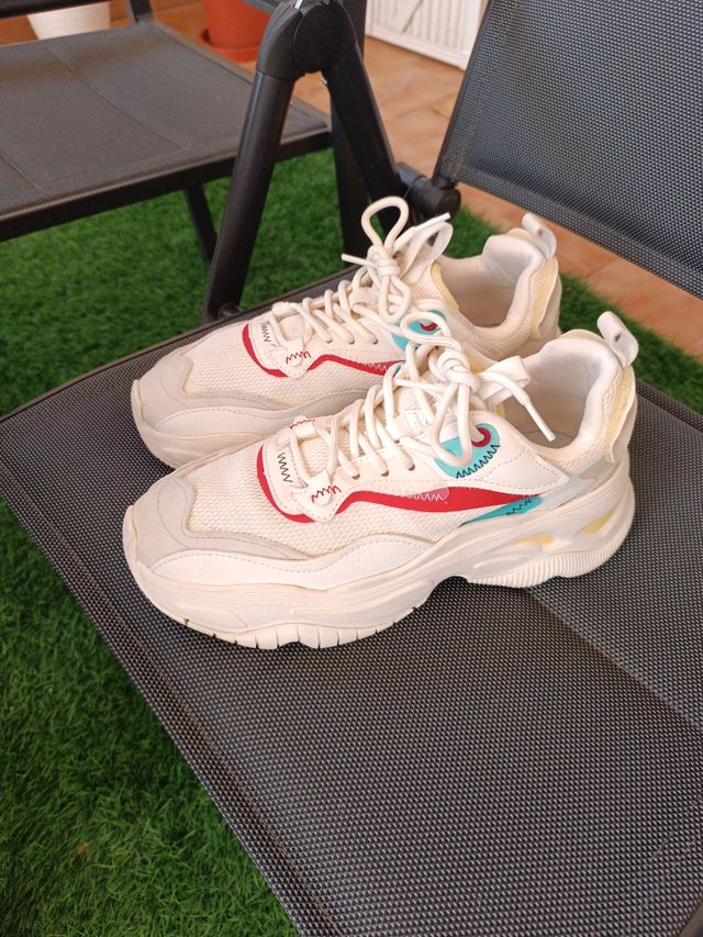 Zapatillas blancas y rojas