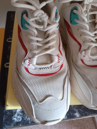 Zapatillas blancas y rojas