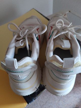 Zapatillas blancas y rojas