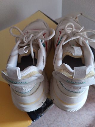 Zapatillas blancas y rojas