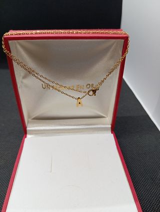 Gargantilla de acero chapada en oro inicial A