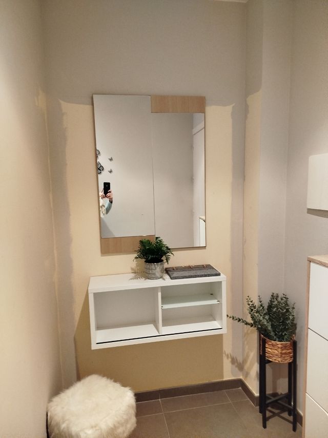 Recibidor con espejo blanco