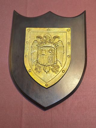 Metopa escudo franquista águila