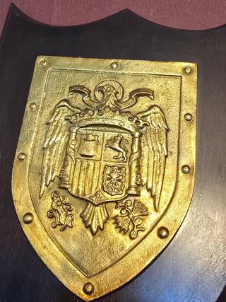 Metopa escudo franquista águila