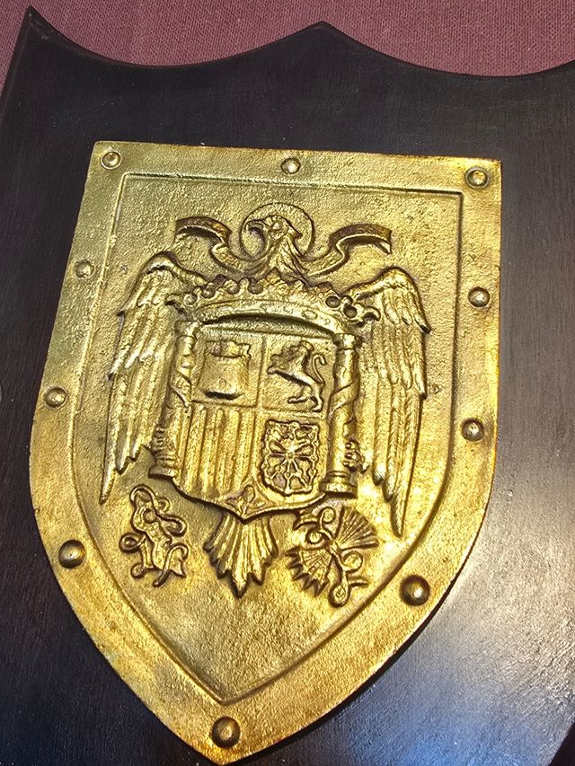 Metopa escudo franquista águila
