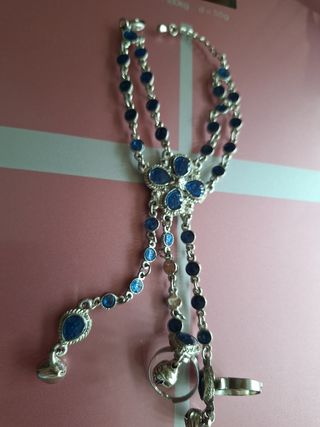 Joya de mano azul y plateado