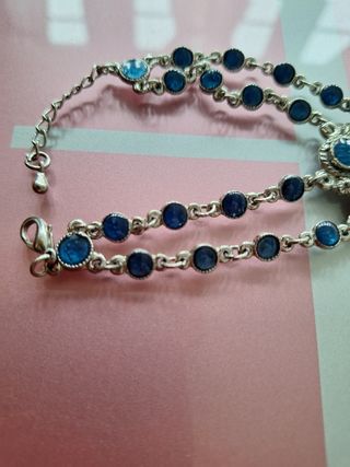 Joya de mano azul y plateado