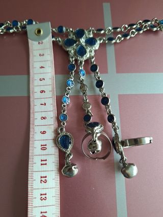 Joya de mano azul y plateado