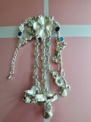 Joya de mano azul y plateado