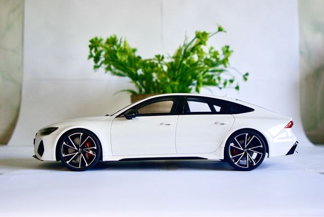 Audi RS7 1/18 escala