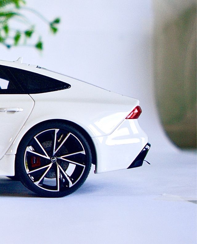 Audi RS7 1/18 escala