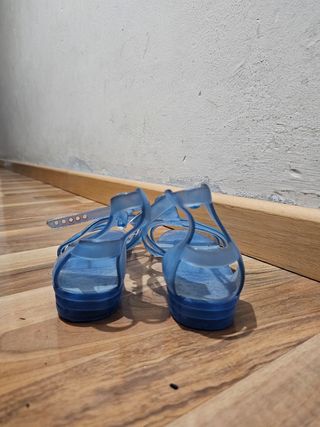 Sandalias verano azul retro