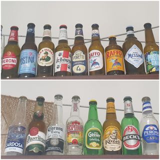 Collezione bottiglie vuote etichette tappi birre