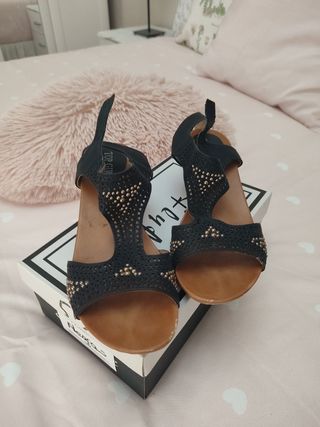 Sandalias negras tacón cuña