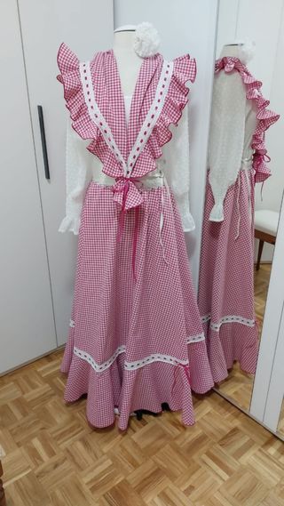 Traje Rociero: Falda y pico
flamenca / Romeria