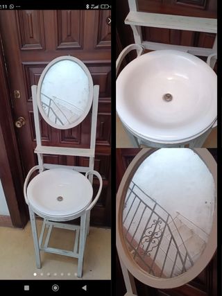 Lavabo antiguo con espejo