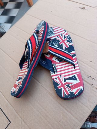 Chanclas EEUU-UK: rojas y azules talla 31
