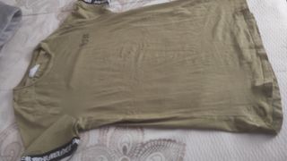 Camiseta verde oliva c/detalles