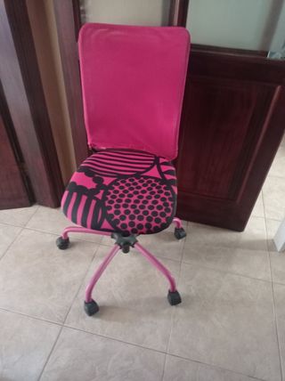 Silla giratoria rosa y negra