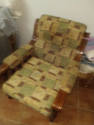 2. Sillones de madera y tela