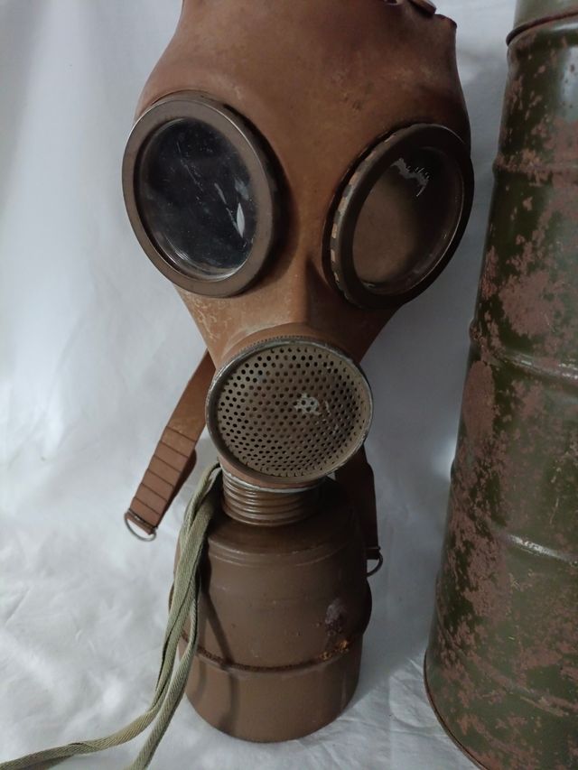 Lote: Bote  y máscara antigas