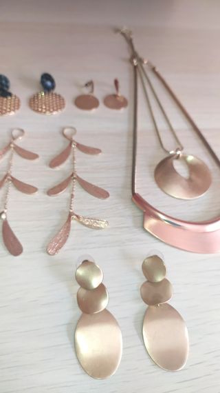 Joyas doradas: Collares y pendientes