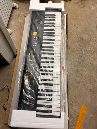 Yamaha PSR-F52 + soporte