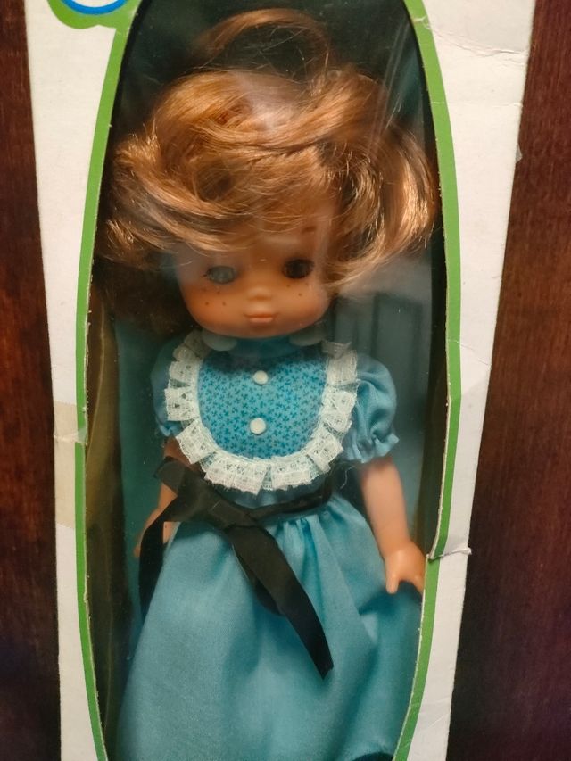 LESLY HERMANA DE NANCY NUEVA EN CAJA PELIRROJA