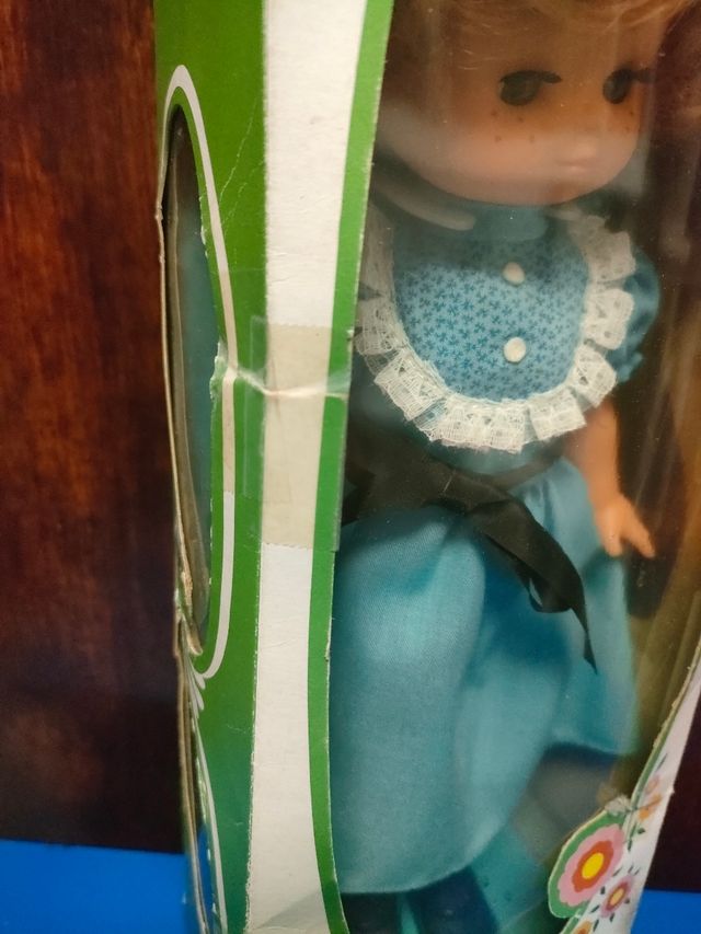 LESLY HERMANA DE NANCY NUEVA EN CAJA PELIRROJA