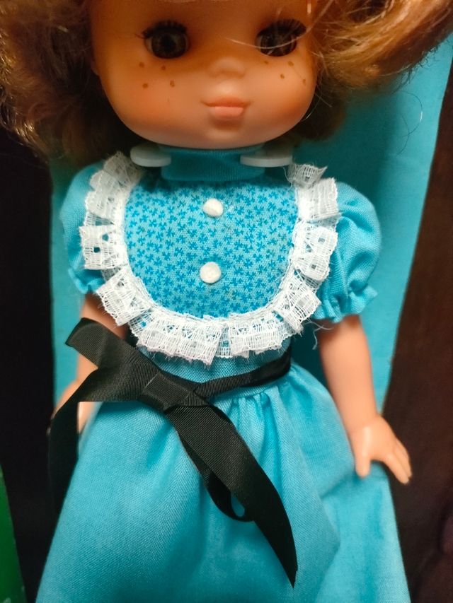 LESLY HERMANA DE NANCY NUEVA EN CAJA PELIRROJA