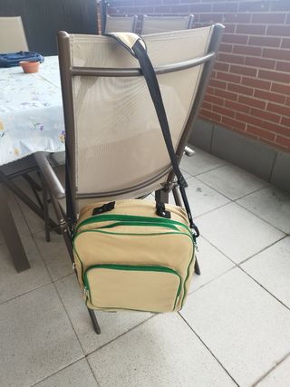 Bolso beige portadocumentos,libros u ordenador.