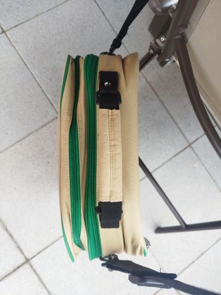 Bolso beige portadocumentos,libros u ordenador.