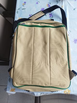 Bolso beige portadocumentos,libros u ordenador.