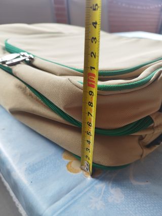 Bolso beige portadocumentos,libros u ordenador.