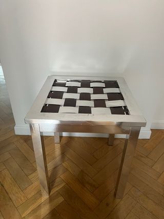 Mesa auxiliar de madera.
