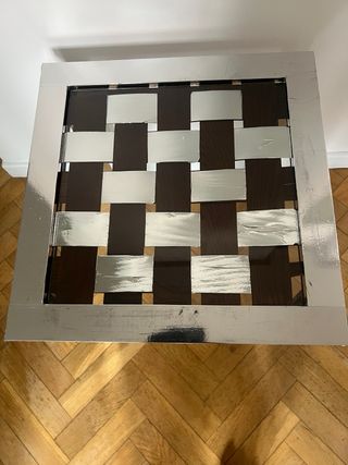 Mesa auxiliar de madera.