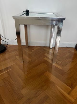 Mesa auxiliar de madera.